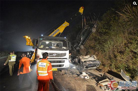 失控大罐车追撞18辆小车致8死26伤现场惨烈 吊车救援现场